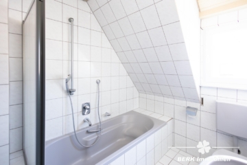 BERK Immobilien – Gepflegtes Zweifamilienhaus in Top-Lage von Haibach mit großem Grundstück - OG Bad (118616)