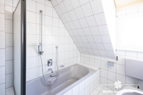 BERK Immobilien – Gepflegtes Zweifamilienhaus in Top-Lage von Haibach mit großem Grundstück - OG Bad (118616)