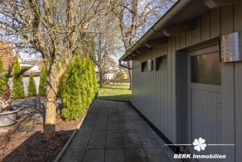BERK Immobilien – Gepflegtes Zweifamilienhaus in Top-Lage von Haibach mit großem Grundstück - Weg zum hinteren Garten (118618)