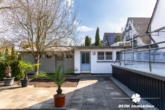 Terrasse - BERK Immobilien – Gepflegtes Zweifamilienhaus in Top-Lage von Haibach mit großem Grundstück