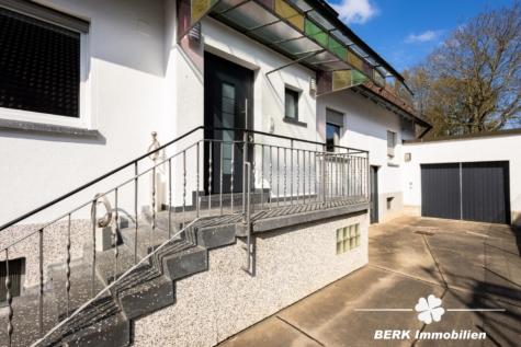 BERK Immobilien – Gepflegtes Zweifamilienhaus in Top-Lage von Haibach mit großem Grundstück - Eingangsbereich Hof (118602)