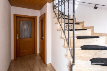 BERK Immobilien – Gepflegtes Zweifamilienhaus in Top-Lage von Haibach mit großem Grundstück - Eingangbereich Treppenhaus (118603)