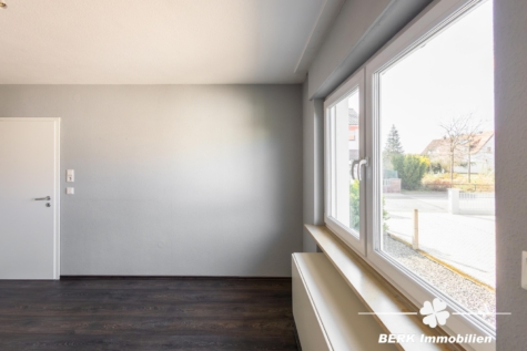 BERK Immobilien – Gepflegtes Zweifamilienhaus in Top-Lage von Haibach mit großem Grundstück - EG Zimmer III (118607)