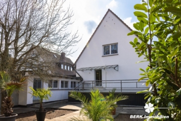 BERK Immobilien – Gepflegtes Zweifamilienhaus in Top-Lage von Haibach mit großem Grundstück - Hausansicht zur Terrasse (118620)