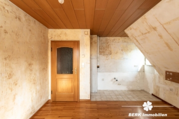 BERK Immobilien – Gepflegtes Zweifamilienhaus in Top-Lage von Haibach mit großem Grundstück - OG Küche (118612)