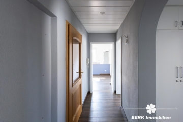 BERK Immobilien – Gepflegtes Zweifamilienhaus in Top-Lage von Haibach mit großem Grundstück - EG Flur (118604)