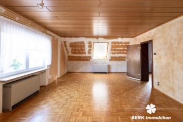 BERK Immobilien – Gepflegtes Zweifamilienhaus in Top-Lage von Haibach mit großem Grundstück - OG Wohnzimmer (118615)