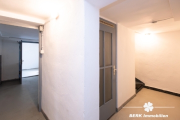 BERK Immobilien – Gepflegtes Zweifamilienhaus in Top-Lage von Haibach mit großem Grundstück - KG Flur (118624)