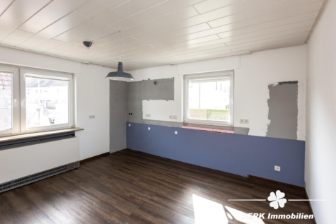 BERK Immobilien – Gepflegtes Zweifamilienhaus in Top-Lage von Haibach mit großem Grundstück - EG Küche (118605)