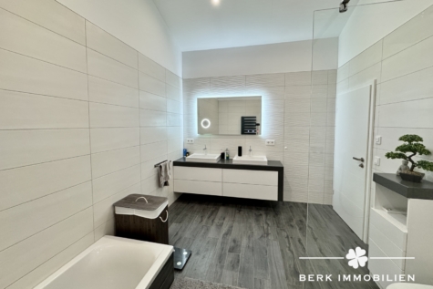 BERK Immobilien – Modernes Niedrigenergiehaus in Walldürn-Wettersdorf - Badezimmer OG (129218)