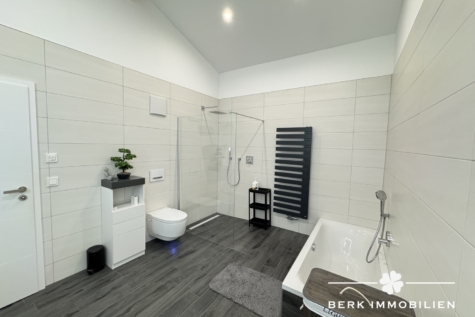 BERK Immobilien – Modernes Niedrigenergiehaus in Walldürn-Wettersdorf - Badezimmer OG (129217)