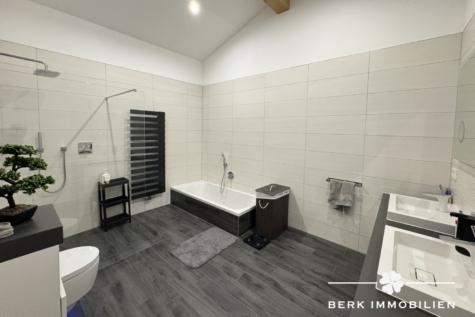 BERK Immobilien – Modernes Niedrigenergiehaus in Walldürn-Wettersdorf - Badezimmer OG (129216)