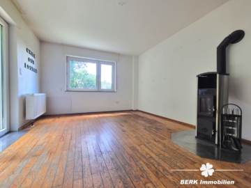 *VERKAUFT* BERK Immobilien – bezugsfertiges Siedlungshaus mit Charme und Naturnähe in Mömbris Dörnsteinbach - Wohnzimmer (105005)