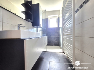 *VERKAUFT* BERK Immobilien – bezugsfertiges Siedlungshaus mit Charme und Naturnähe in Mömbris Dörnsteinbach - Bad mit Dusche (105008)