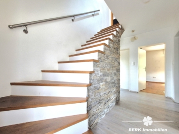*VERKAUFT* BERK Immobilien – bezugsfertiges Siedlungshaus mit Charme und Naturnähe in Mömbris Dörnsteinbach - Flur/Treppenaufgang (105012)
