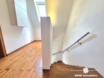 *VERKAUFT* BERK Immobilien – bezugsfertiges Siedlungshaus mit Charme und Naturnähe in Mömbris Dörnsteinbach - Treppenaufgang (105019)