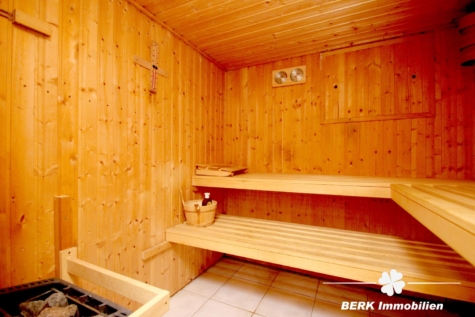 BERK Immobilien – Attraktives EFH in begehrter Lage v. Stockstadt mit großem Grundstück, Hof & Garage - KG Sauna Innen (122426)