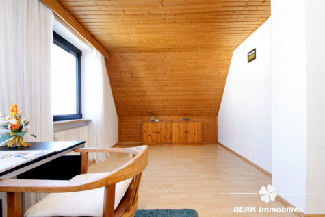 BERK Immobilien – Attraktives EFH in begehrter Lage v. Stockstadt mit großem Grundstück, Hof & Garage - DG Zimmer II (122422)