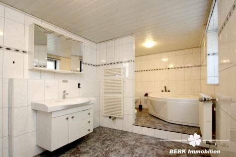 BERK Immobilien – Attraktives EFH in begehrter Lage v. Stockstadt mit großem Grundstück, Hof & Garage - KG Badezimmer (122424)