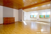 EG Wohnzimmer - BERK Immobilien – Attraktives EFH in begehrter Lage v. Stockstadt mit großem Grundstück, Hof & Garage