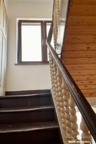 BERK IMMOBILIEN – Großzügiges zentrales Wohn-Gewerbe-Ensemble – ideal für Eigennutzung oder Investoren - Treppenhaus Haupth. (115470)