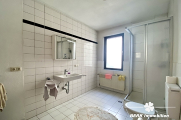 BERK IMMOBILIEN – Großzügiges zentrales Wohn-Gewerbe-Ensemble – ideal für Eigennutzung oder Investoren - Wohnen Haupth. (6) (108033)