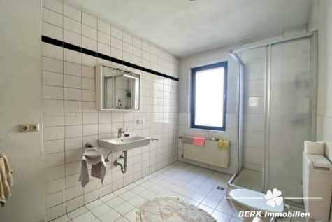 BERK IMMOBILIEN – Großzügiges zentrales Wohn-Gewerbe-Ensemble – ideal für Eigennutzung oder Investoren - Wohnen Haupth. (6) (115469)