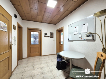 BERK Immobilien – geräumige 3-Zi-Whg in gepflegtem ZFH mit Balkon und Stellplatz in Hasselroth - geräumiger Flur (105050)