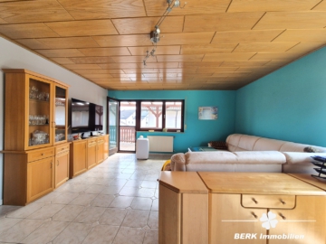 BERK Immobilien – geräumige 3-Zi-Whg in gepflegtem ZFH mit Balkon und Stellplatz in Hasselroth - Wohn-Esszimmer mit Zugang zum Balkon (105042)