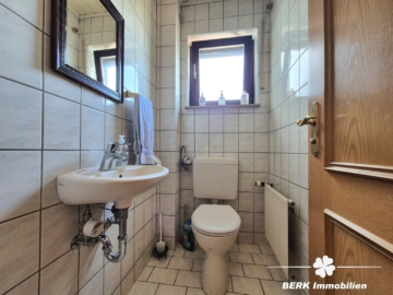 BERK Immobilien – geräumige 3-Zi-Whg in gepflegtem ZFH mit Balkon und Stellplatz in Hasselroth - Gäste-WC (105051)
