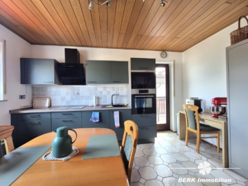 BERK Immobilien – geräumige 3-Zi-Whg in gepflegtem ZFH mit Balkon und Stellplatz in Hasselroth - Küche (105044)