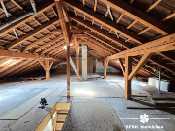 BERK Immobilien – geräumige 3-Zi-Whg in gepflegtem ZFH mit Balkon und Stellplatz in Hasselroth - Dach (mit Sondernutzungsrecht und Ausbaumöglichkeit) (105052)