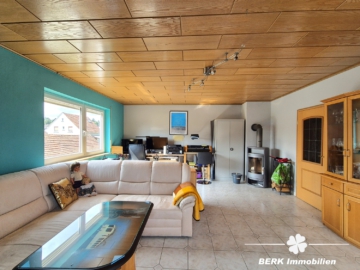 BERK Immobilien – geräumige 3-Zi-Whg in gepflegtem ZFH mit Balkon und Stellplatz in Hasselroth - Wohn-Esszimmer (105041)