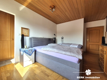 BERK Immobilien – geräumige 3-Zi-Whg in gepflegtem ZFH mit Balkon und Stellplatz in Hasselroth - Schlafzimmer mit Ankleide (105048)