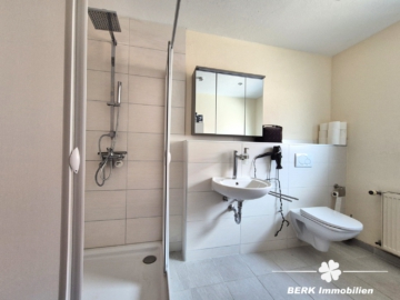 BERK Immobilien – geräumige 3-Zi-Whg in gepflegtem ZFH mit Balkon und Stellplatz in Hasselroth - Tageslichtbad (105046)