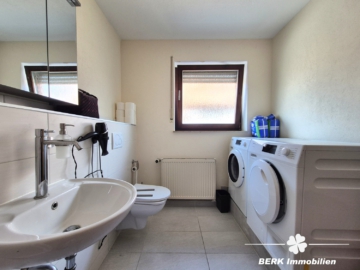 BERK Immobilien – geräumige 3-Zi-Whg in gepflegtem ZFH mit Balkon und Stellplatz in Hasselroth - Tageslichtbad (mit Platz für Waschmaschine & Trockner) (105047)
