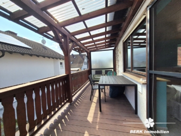 BERK Immobilien – geräumige 3-Zi-Whg in gepflegtem ZFH mit Balkon und Stellplatz in Hasselroth - überdachter Balkon (105045)