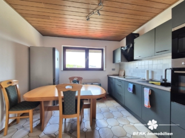 BERK Immobilien – geräumige 3-Zi-Whg in gepflegtem ZFH mit Balkon und Stellplatz in Hasselroth - Küche (105043)