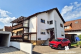 Straßenansicht - BERK Immobilien – geräumige 3-Zi-Whg in gepflegtem ZFH mit Balkon und Stellplatz in Hasselroth