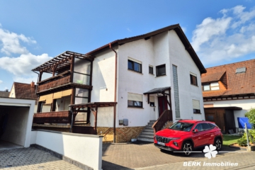 BERK Immobilien – geräumige 3-Zi-Whg in gepflegtem ZFH mit Balkon und Stellplatz in Hasselroth - Straßenansicht (105053)