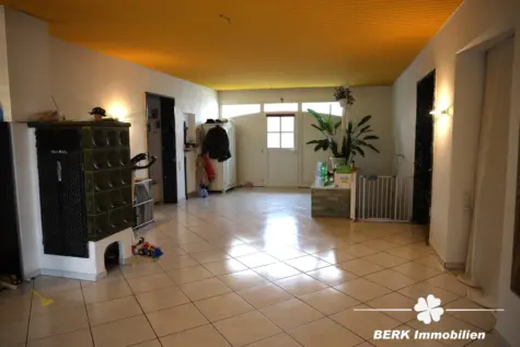 BERK Immobilien – Leben in Grünen: Charmantes Einfamilienhaus mit großem Garten in Lützelbach - Eingang (130554)