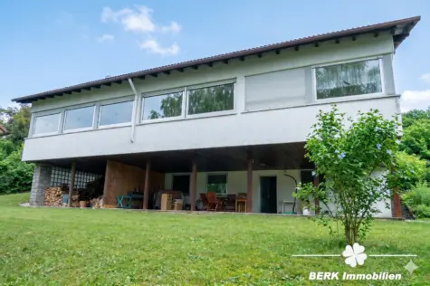 BERK Immobilien – Leben in Grünen: Charmantes Einfamilienhaus mit großem Garten in Lützelbach - Außenansicht - KI bearbeitet (130552)