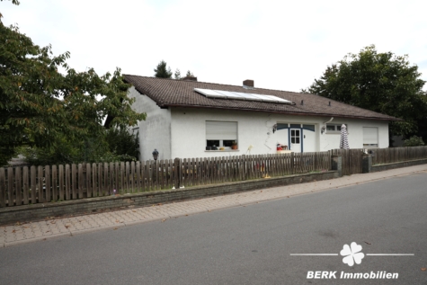BERK Immobilien – Leben in Grünen: Charmantes Einfamilienhaus mit großem Garten in Lützelbach - Ansicht von der Straße (117826)