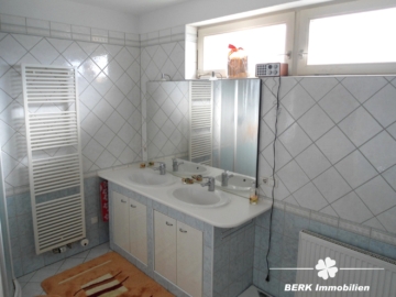 BERK Immobilien – Leben in Grünen: Charmantes Einfamilienhaus mit großem Garten in Lützelbach - Bad (117843)