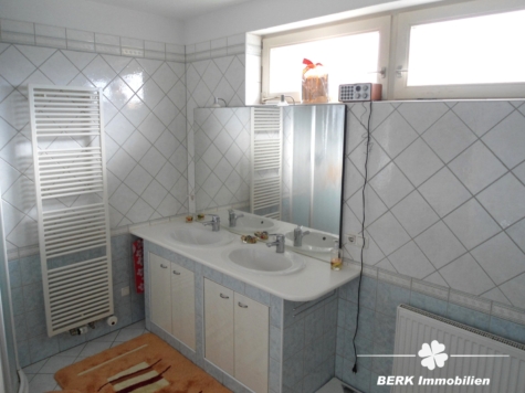 BERK Immobilien – Leben in Grünen: Charmantes Einfamilienhaus mit großem Garten in Lützelbach - Bad (117843)