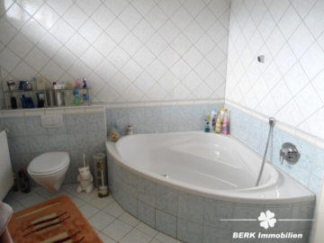 BERK Immobilien – Leben in Grünen: Charmantes Einfamilienhaus mit großem Garten in Lützelbach - Bad (117842)