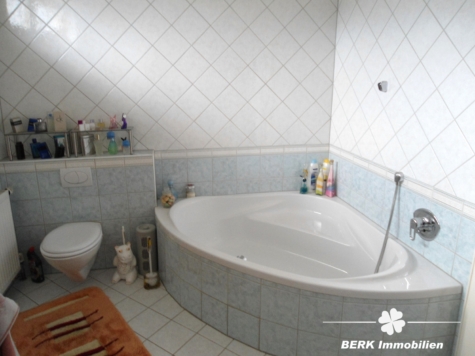 BERK Immobilien – Leben in Grünen: Charmantes Einfamilienhaus mit großem Garten in Lützelbach - Bad (117842)