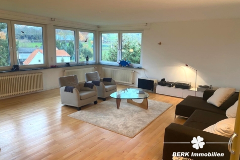 BERK Immobilien – Leben in Grünen: Charmantes Einfamilienhaus mit großem Garten in Lützelbach - Wohnzimmer (117833)