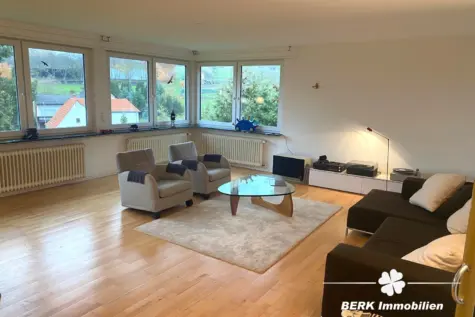BERK Immobilien – Leben in Grünen: Charmantes Einfamilienhaus mit großem Garten in Lützelbach - Wohnzimmer (130556)