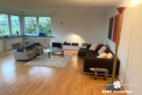 BERK Immobilien – Leben in Grünen: Charmantes Einfamilienhaus mit großem Garten in Lützelbach - Wohnzimmer (117832)